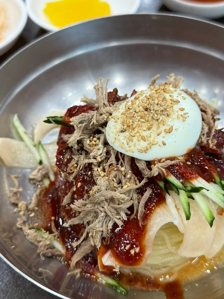 주문한 비빔밀면과 만두