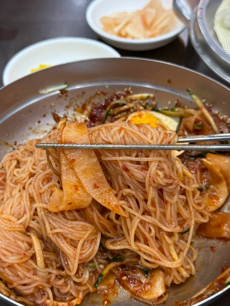 고기 고명이 올라간 비빔밀면