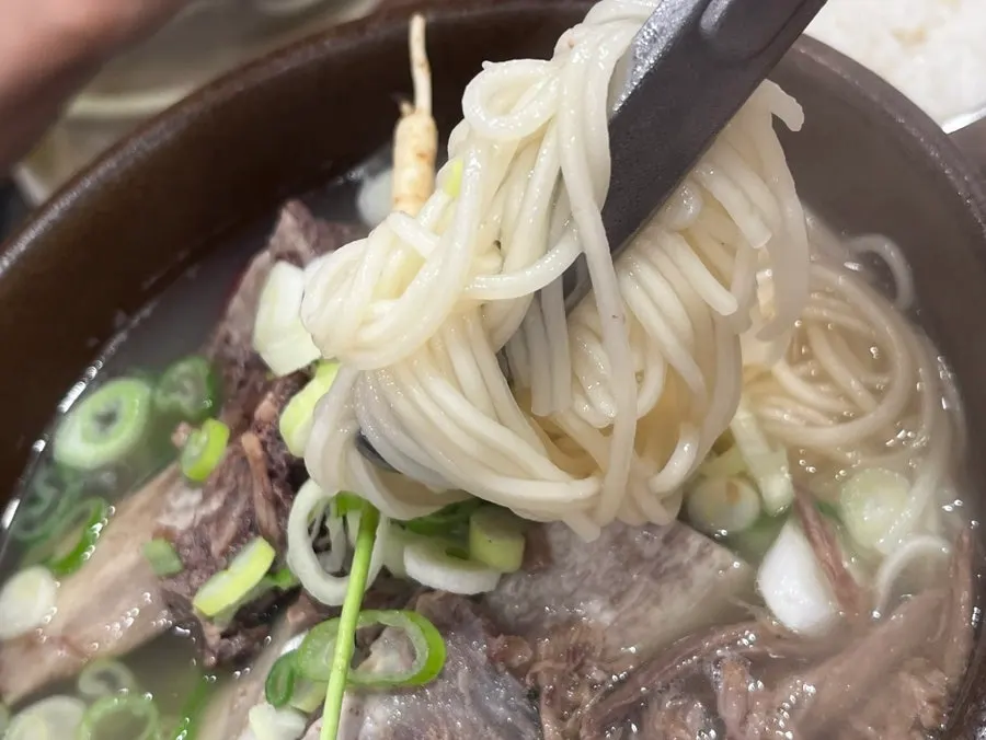 갈비와 양지와 중면을 담은 갈비탕