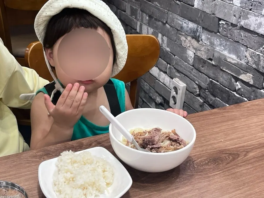 두툼한 뼈가 든 갈비탕