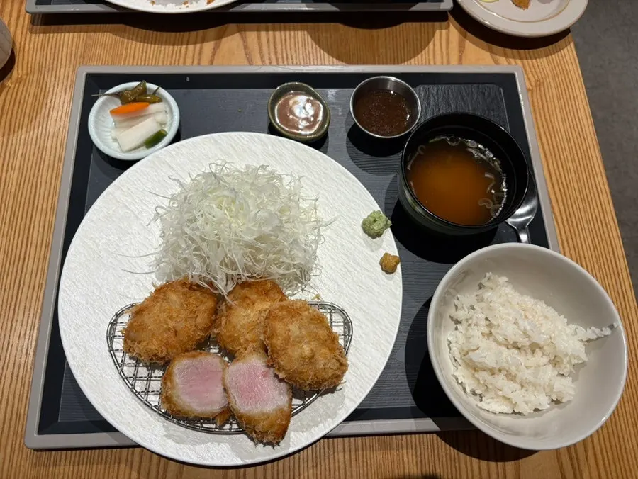 A full tenderloin tonkatsu set meal