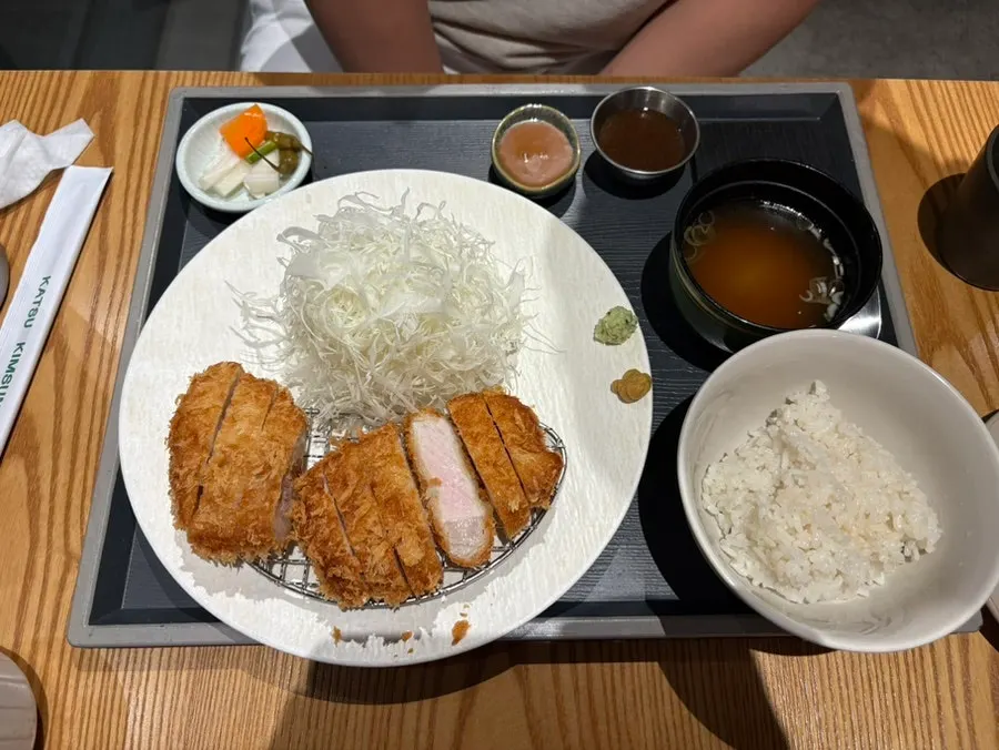 Loin tonkatsu with its accompanying dishes