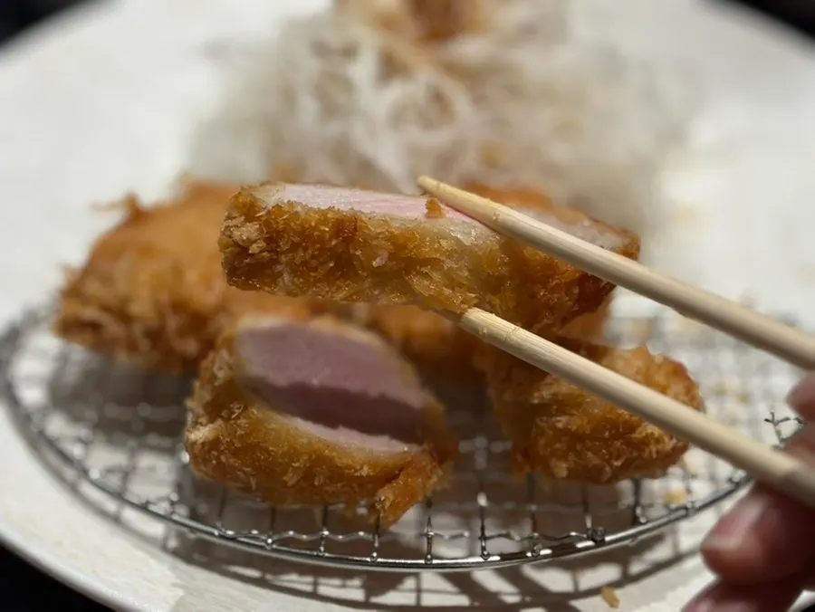 Savory meat section of loin tonkatsu
