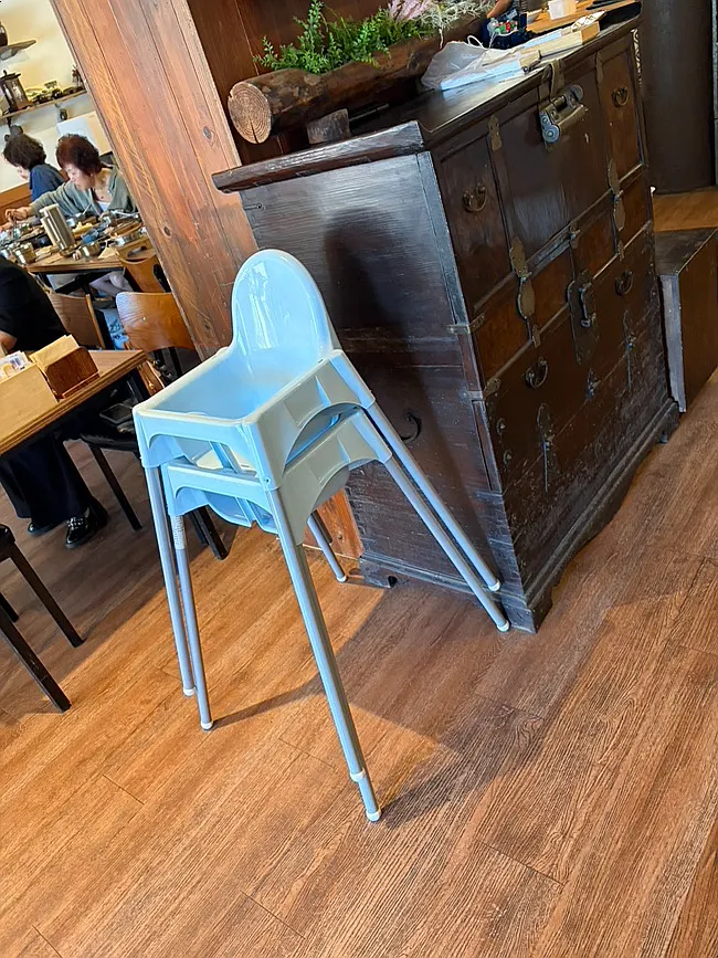통창과 단체석이 있는 2층 공간