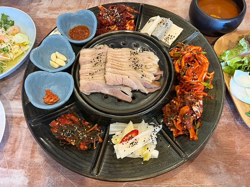 보쌈과 밑반찬이 놓인 한 상