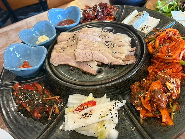 전복 솥밥 한상의 다양한 반찬