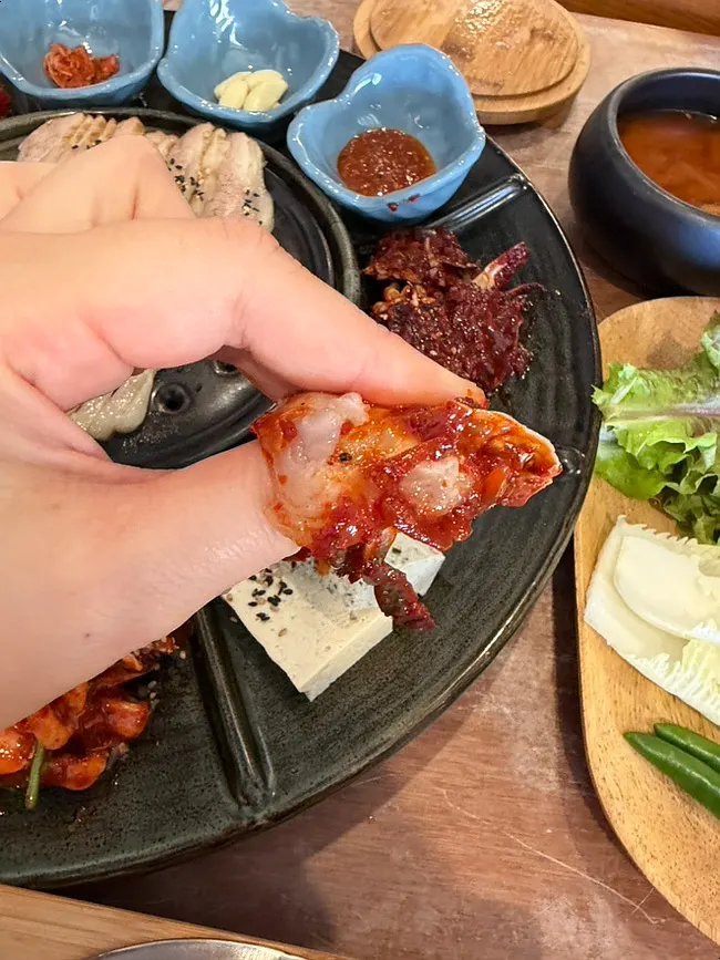 밑반찬과 곁들인 전복 솥밥
