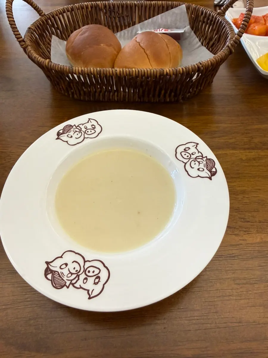 Western-style pre-meal bread and soup