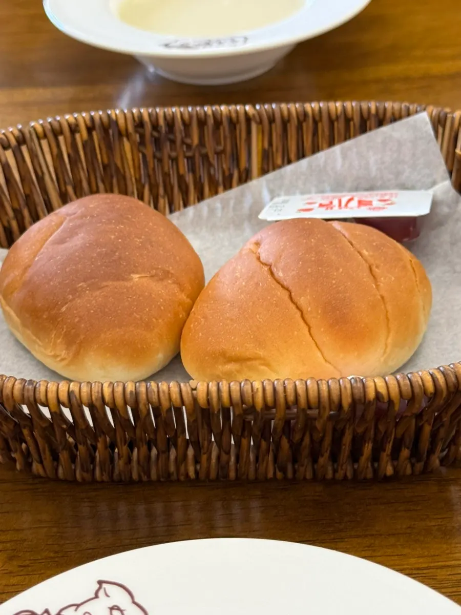 Warm pre-meal bread and soup