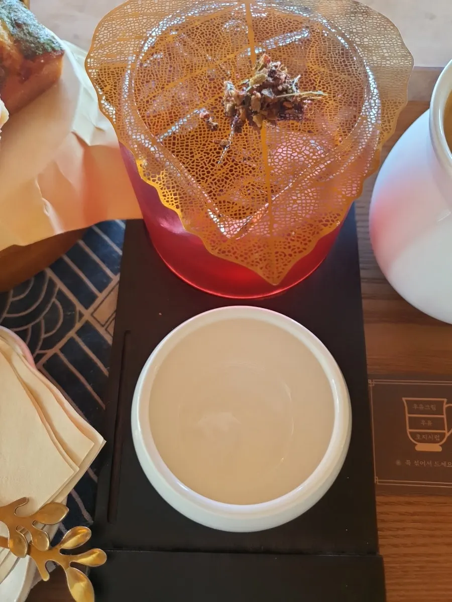 A cup of Hojigaba served with an instruction card