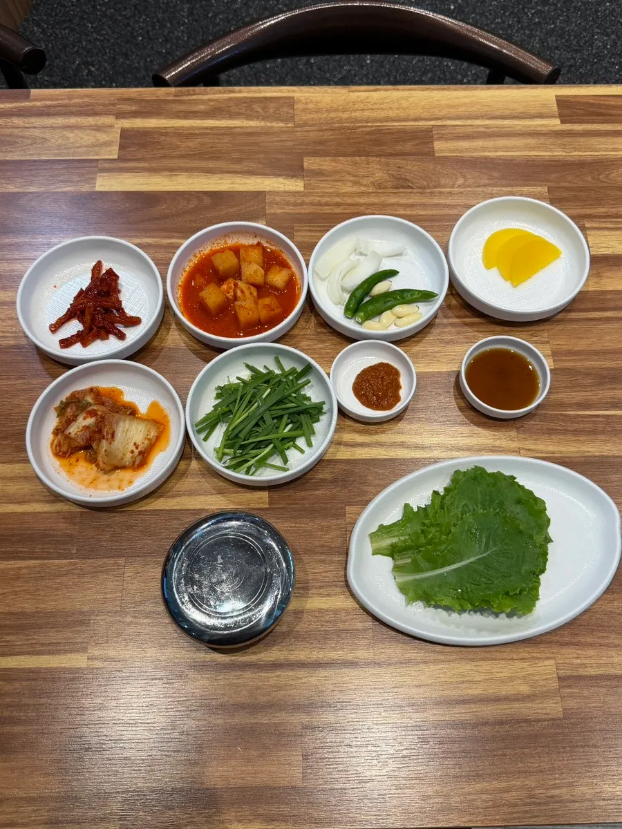 배추김치 깍두기 무말랭이와 쌈 채소 밑반찬