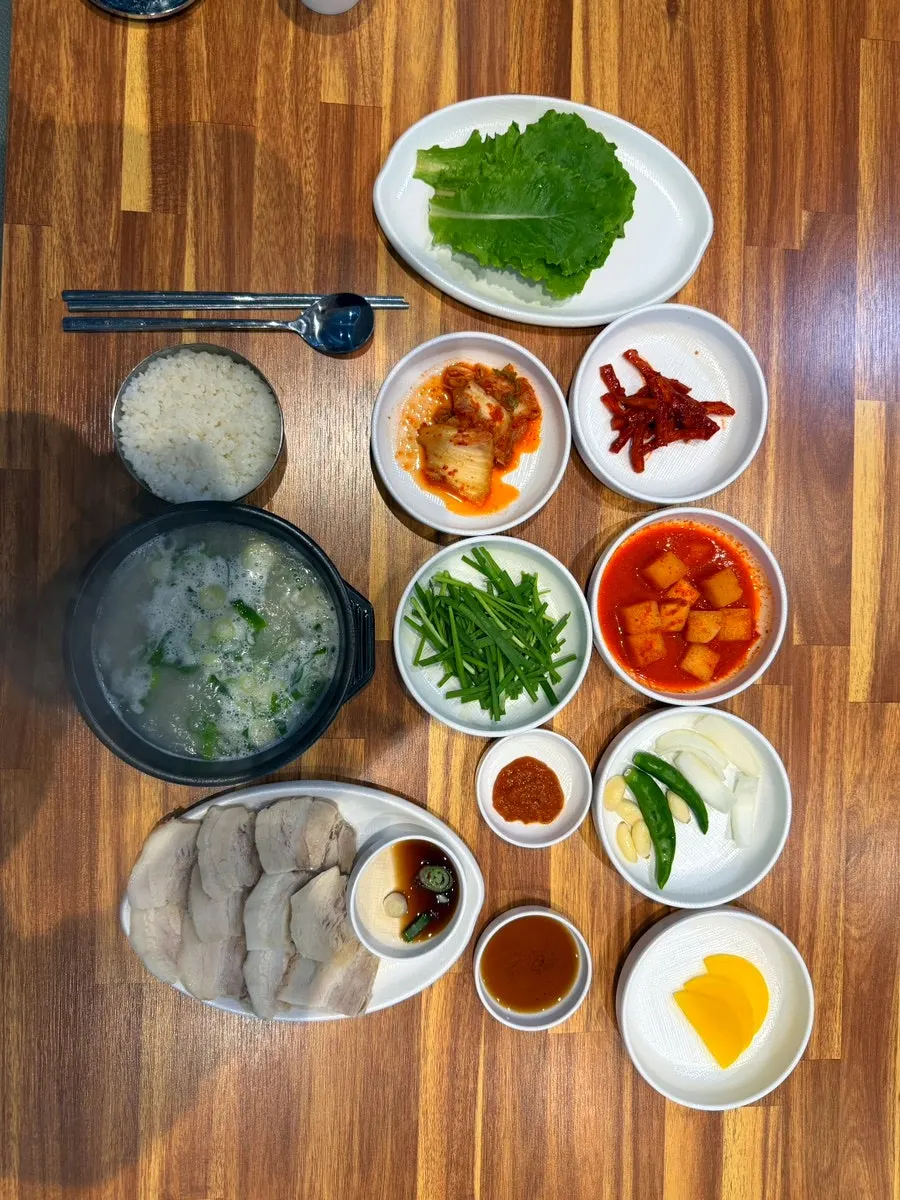 수육과 육수, 수육소스로 구성된 수육백반