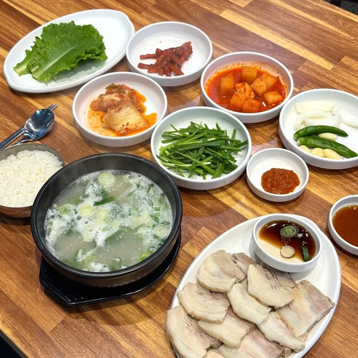 잡내 없는 부산 수육백반 수육 접시