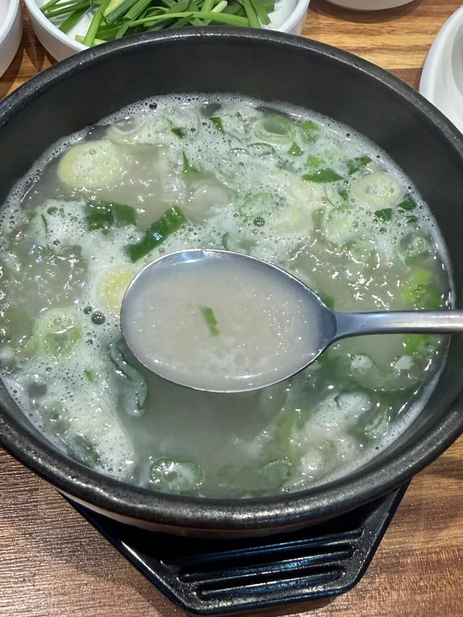 간이 세지 않은 담백한 돼지 육수 한 그릇