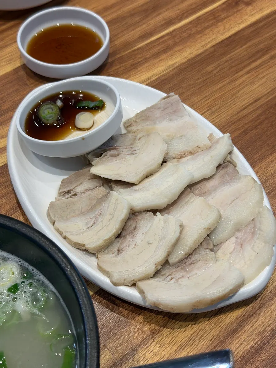 소스에 찍어 먹는 야들야들한 수육 한 점