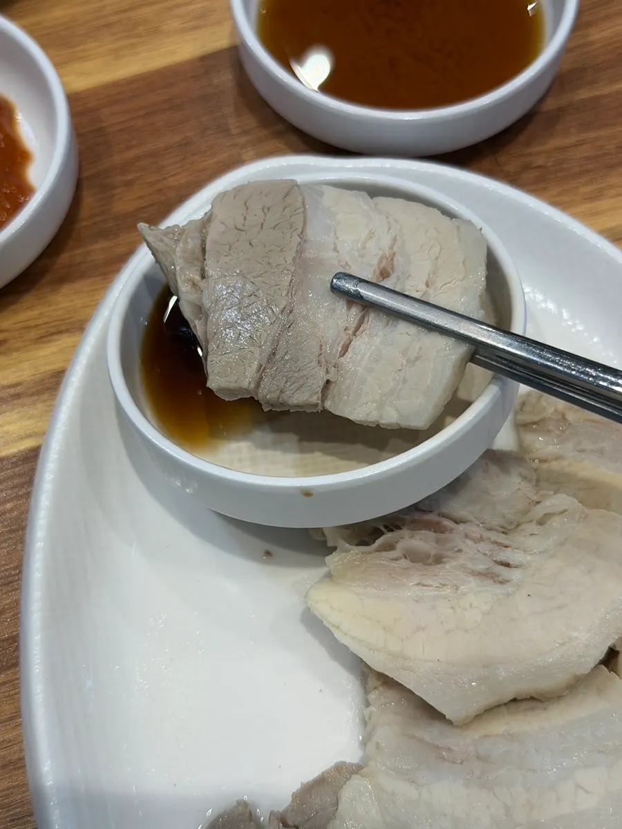 부드러운 수육과 새콤한 소스