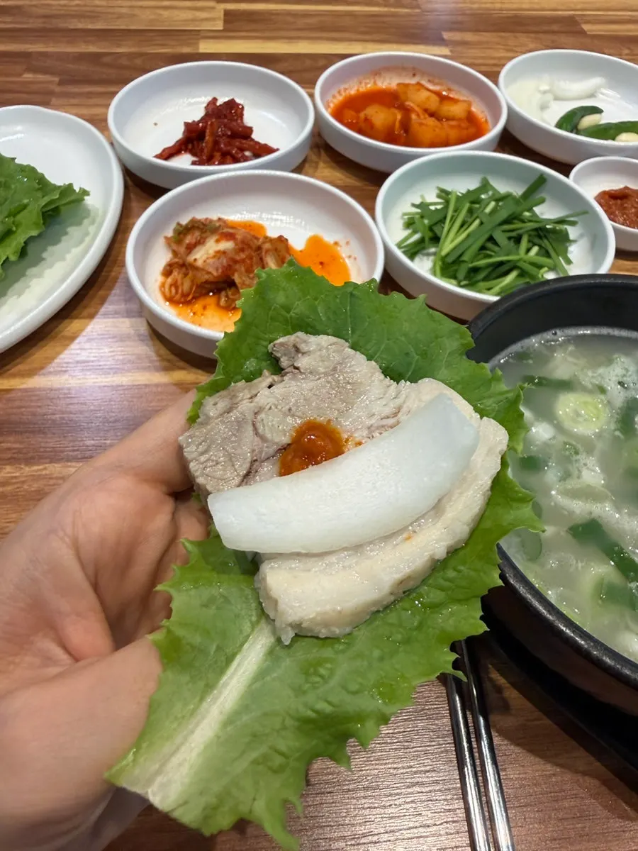 쌈 채소에 싸 먹는 수육