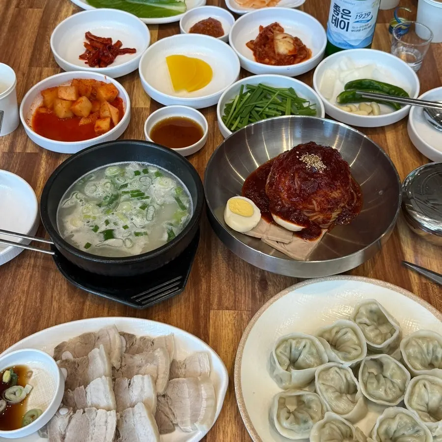 Bibim milmyeon and dumpling table setting at Yeongdong Busan Station Branch