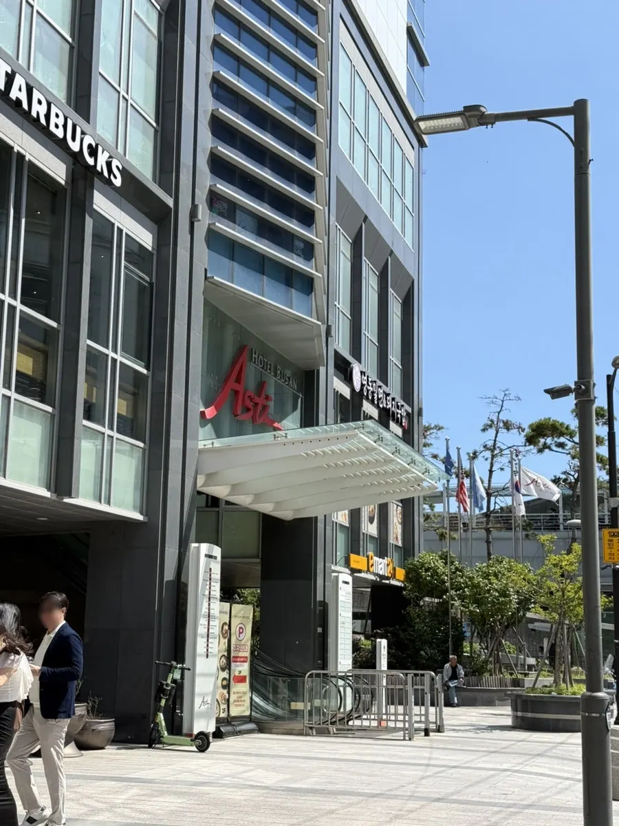 The route to Yeongdong Milmyeon near Exit 6 of Busan Station