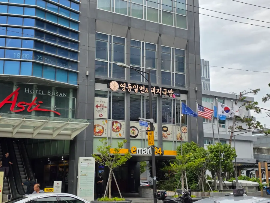 星巴克店铺旁的深山面屋入口