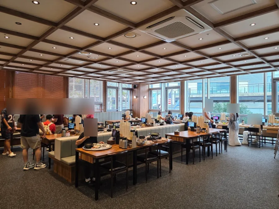 宽敞舒适的深山面屋釜山站店内部