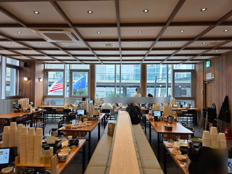 深山面屋店内座位与大厅全景