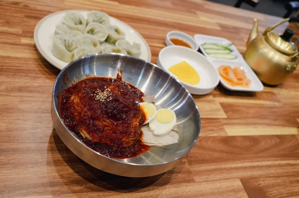 拌小麦面和手工饺子一起摆放的餐桌