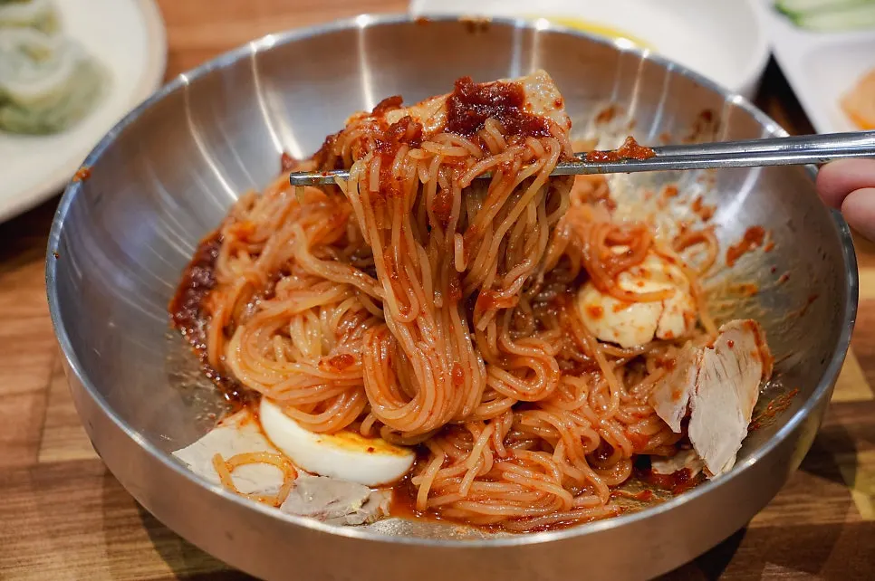 拌匀酱汁、口感劲道的拌小麦面
