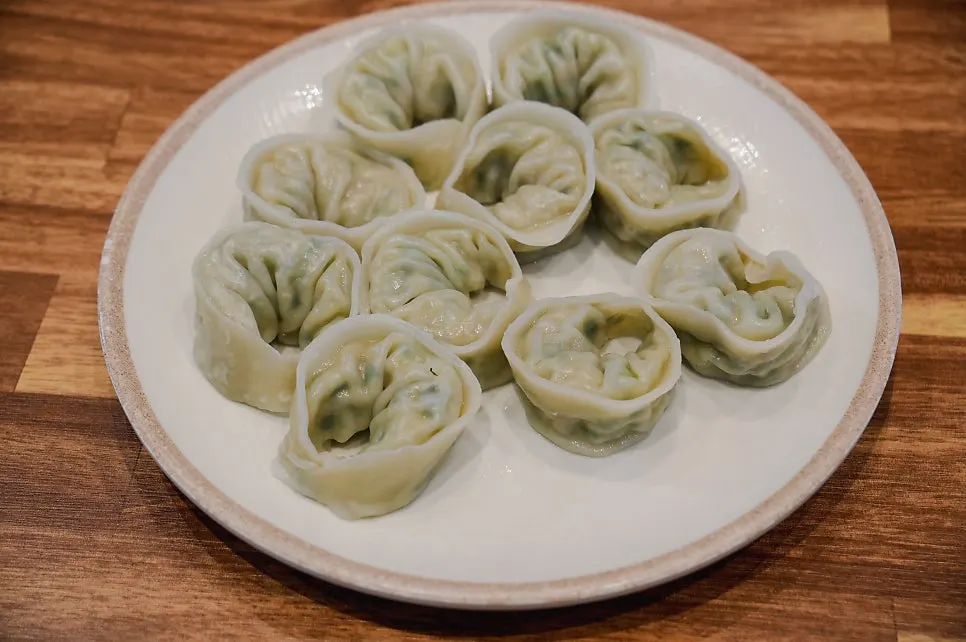 作为配菜点的一盘手工饺子