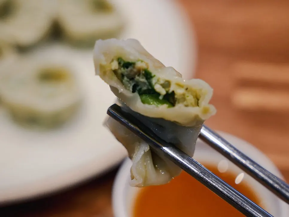 拿起一个馅料饱满的手工饺子