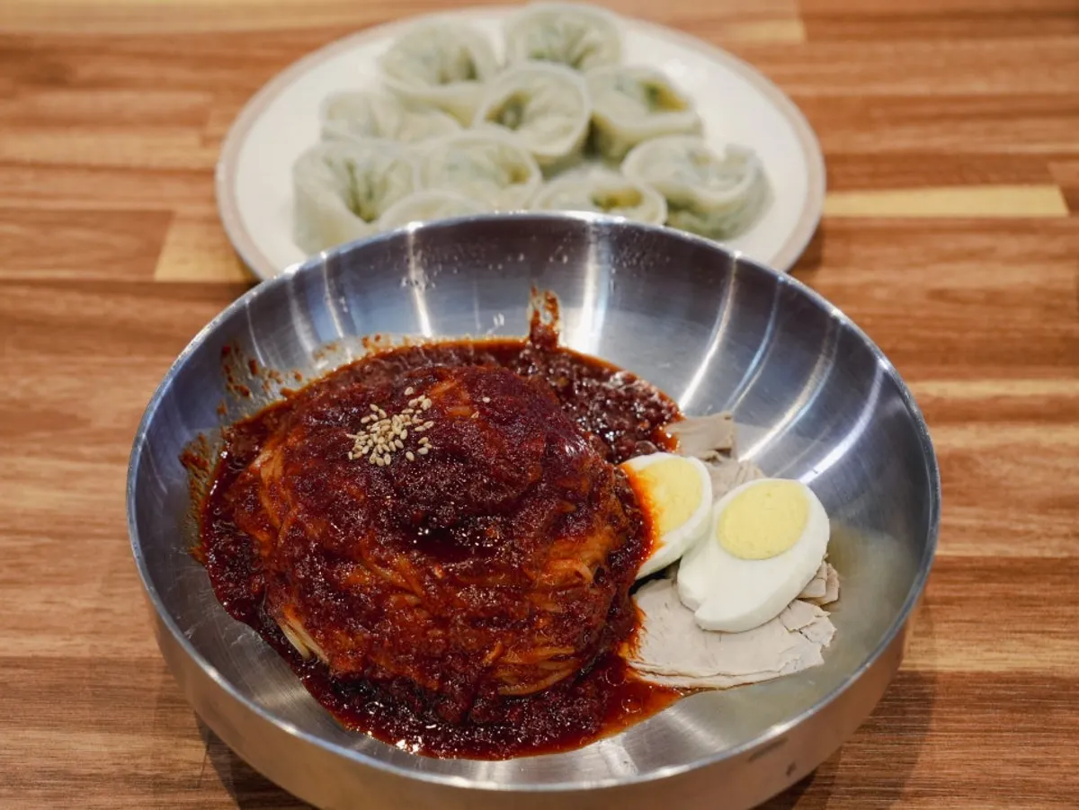 拌小麦面和手工饺子组成的釜山站午餐