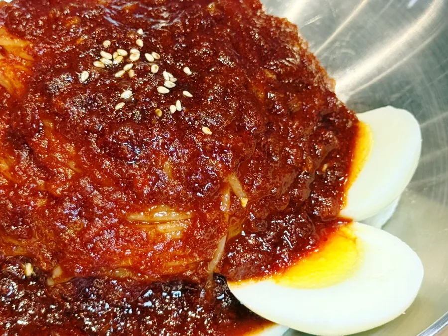 Bibim milmyeon before mixing the sauce