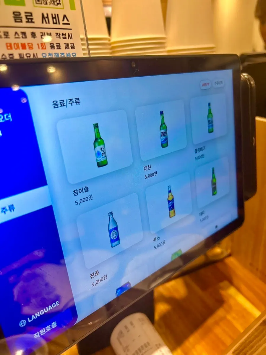 매장 안쪽까지 이어진 좌석