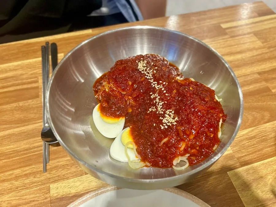 주문한 밀면과 손만두 한 상