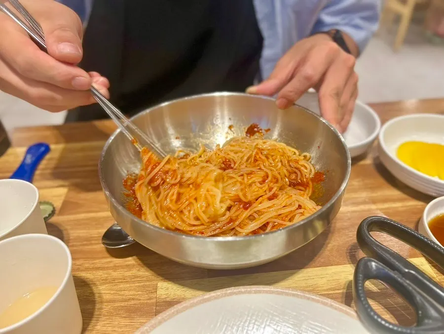 함께 나온 밀면과 만두 메뉴