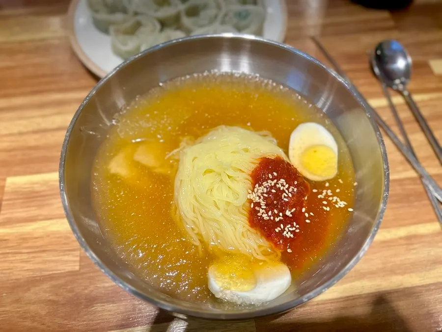 양념이 배인 비빔밀면 곱빼기