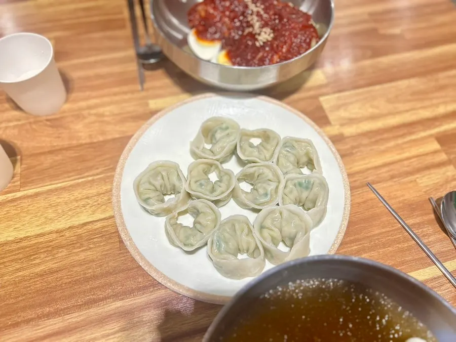 비빔밀면과 물밀면 나눠 먹기