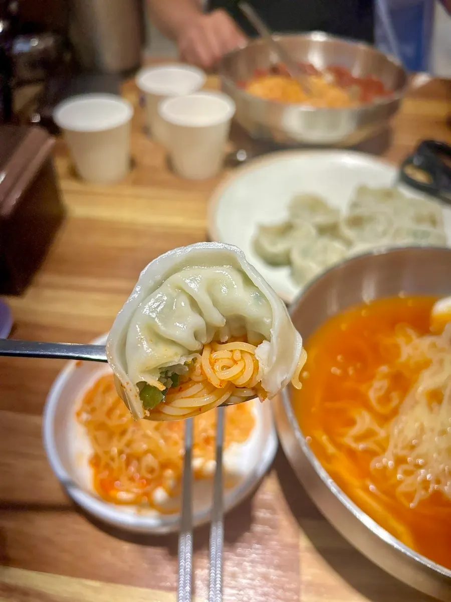 밀면과 곁들인 따끈한 손만두
