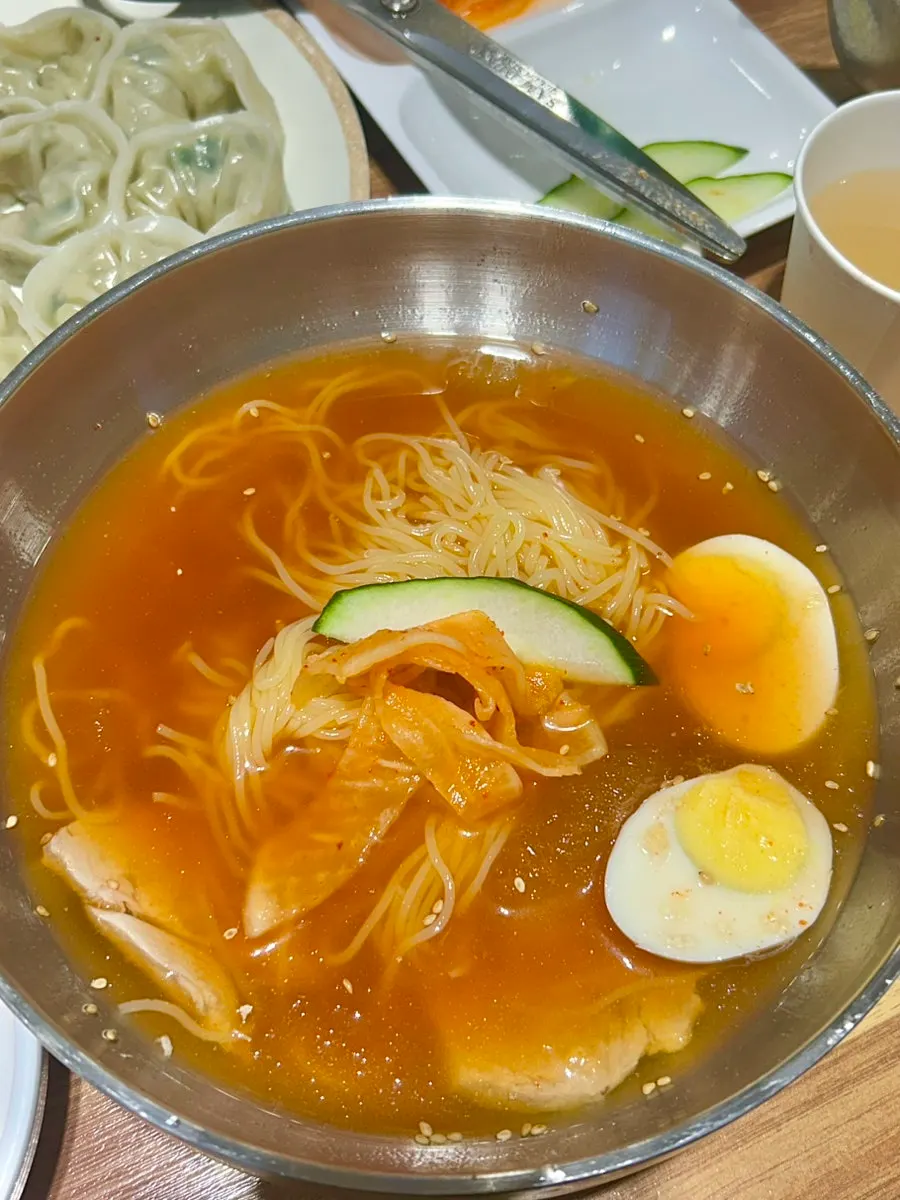 비빔밀면과 함께 먹는 손만두