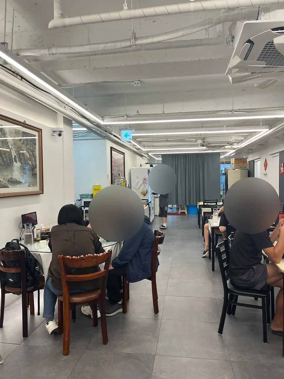 Jangchunhyang's dining hall full of customers during lunchtime