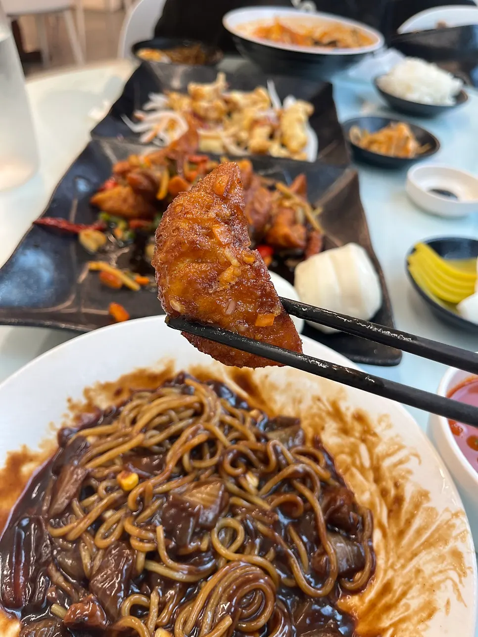 Jangchunhyang's kkanpung mandu coated in sauce
