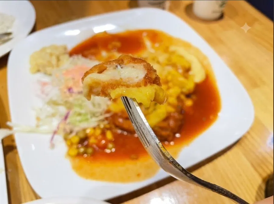 Corte del donkatsu gyeongyangsik listo para comer