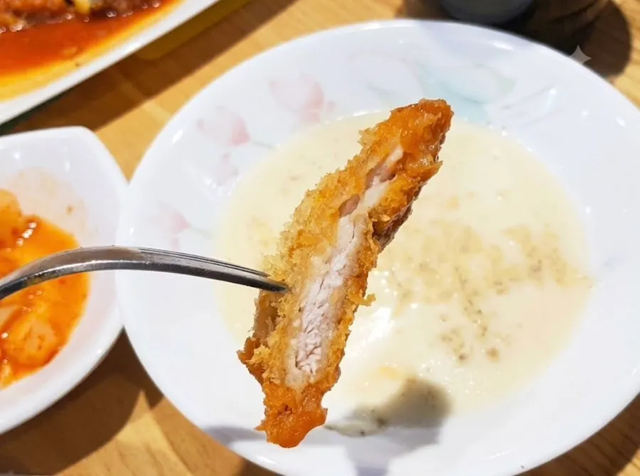 Trozo de donkatsu de camote y queso con el queso estirándose