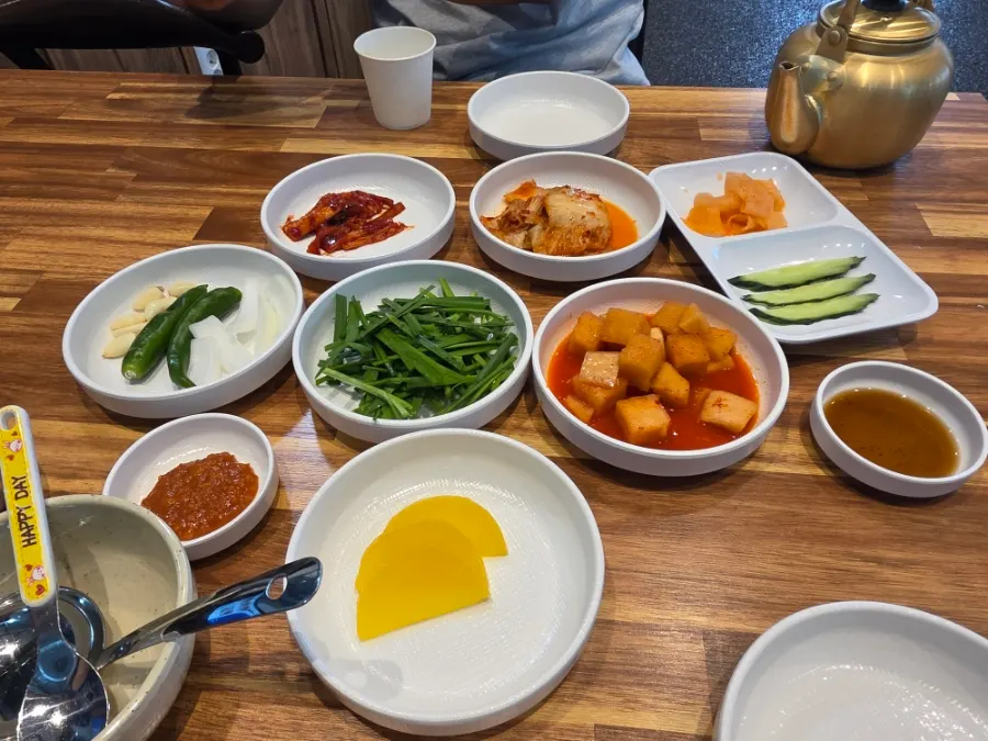 테이블에 차려진 기본찬
