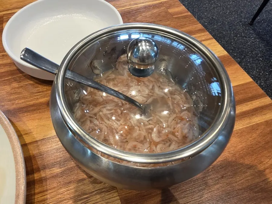 깔끔하게 나온 반찬 접시