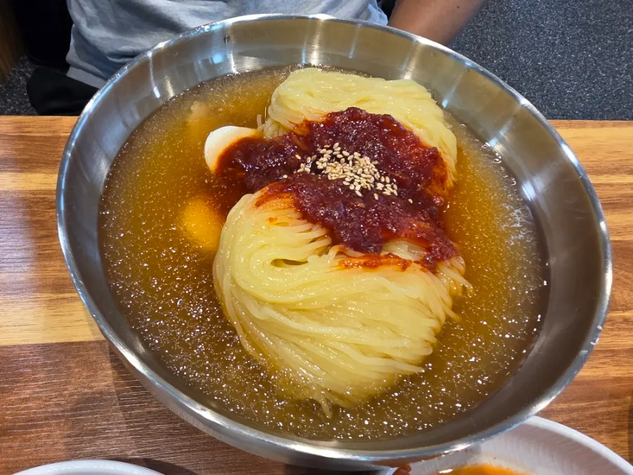 살얼음 육수의 물밀면 곱빼기 한 그릇