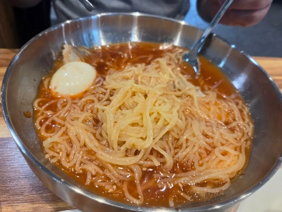 젓가락으로 건져 올린 밀면 면발