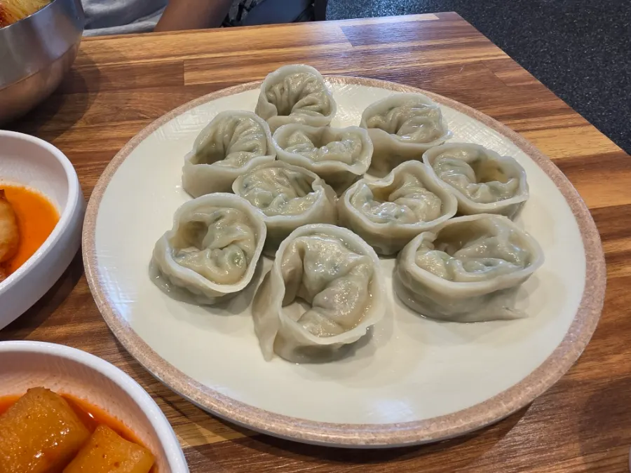 양념을 푼 뒤의 물밀면 육수