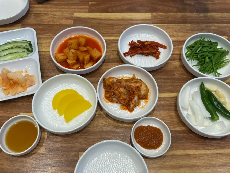 손님들로 북적이는 밀면집 매장 내부
