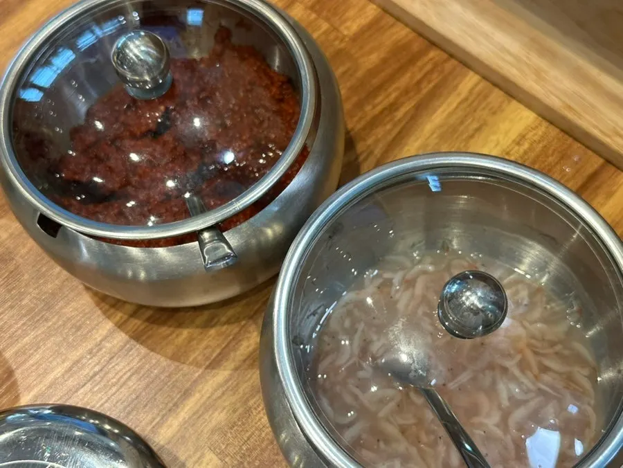 물밀면과 비빔밀면, 왕만두를 주문한 테이블